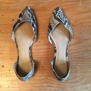 Super cute snakeskin flats 👓